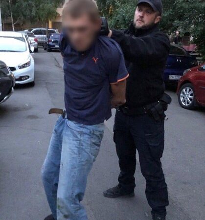 В Одессе задержали мужчину, который бил припаркованные машины и кидался на прохожих