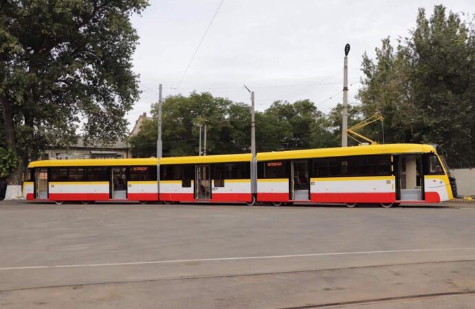 Більш ніж 30 метрів: в Одесі презентували найдовший трамвай України (фото, відео)
