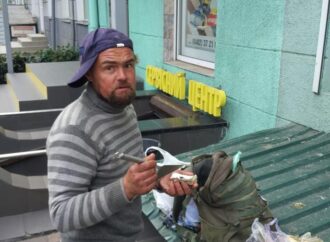 Это Одесса, детка: сеть повеселили фото бездомного, который лакомился устрицами