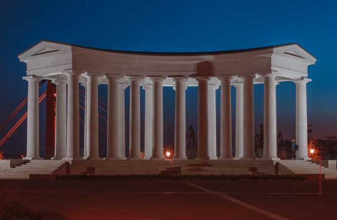 Одеський фотограф показав дивовижні знімки світанку на Воронцовській колонаді (фото)