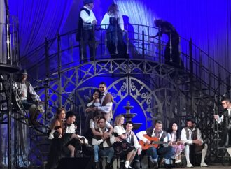 Под лепестками роз и звуки скрипки: в  Одесском русском театре открыли новый сезон