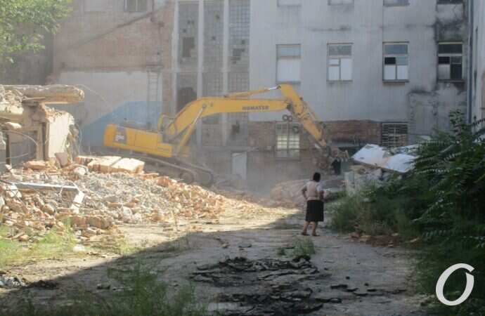 На улице Торговой в Одессе сносят пустующую баню: там построят офисный центр