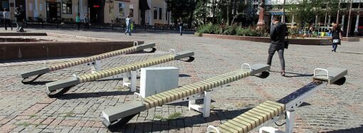 Как дети на Греческой площади в Одессе качели ломали (видео)