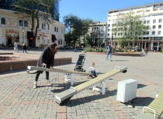 В Одессе вандалы повредили светящиеся качели на Греческой площади