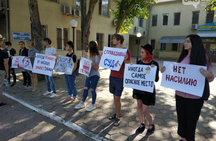 Митинг против насилия в семье: одесситы требуют наказания для иностранца, нанесшего 9 ножевых ранений жене