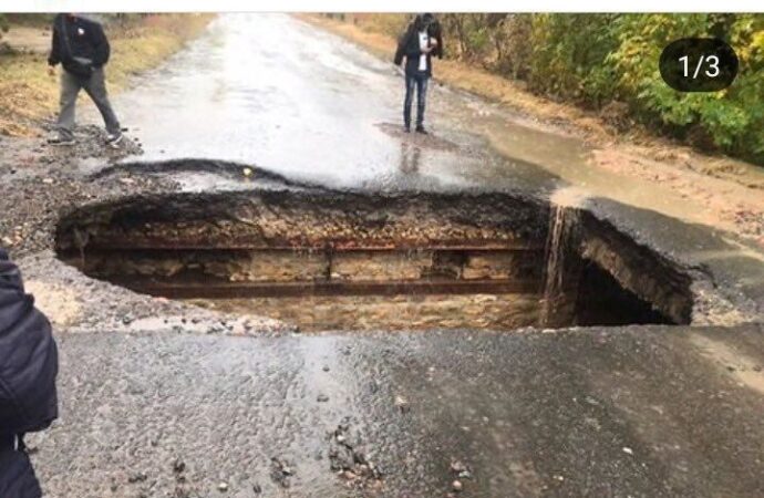 У Болградському районі внаслідок зливи обвалилася дорога: проїзд перекрили