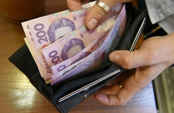 Держстат: середня зарплата в Україні знизилась на 434 гривні