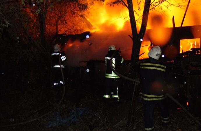 Сразу два автомобиля горели этой ночью на улице Вильямса в Одессе