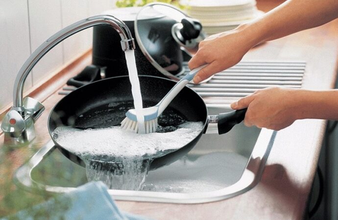5 секретов: как легко почистить чугунную сковороду