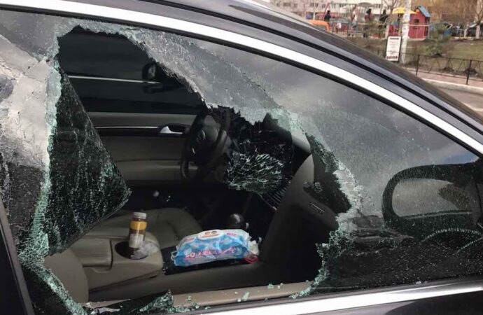 Одессита заставили заплатить за разбитое окно его автомобиля