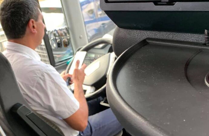 С телефоном в руках: пассажиры возмущаются поведением водителей автобусов