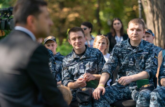 Зеленский пообещал освобожденным из плена морякам квартиры в Одессе