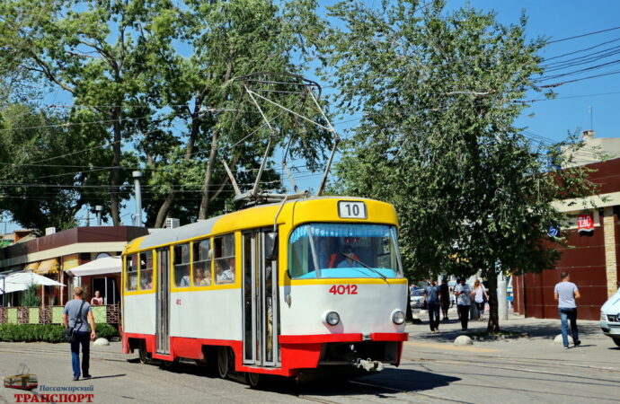 Впала на трамвайну колію: в Одесі під колеса трамваю потрапила жінка