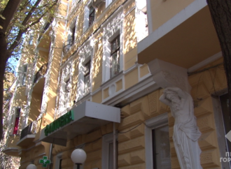 После реставрации у исторического дома в центре Одессы пропала старинная лепнина