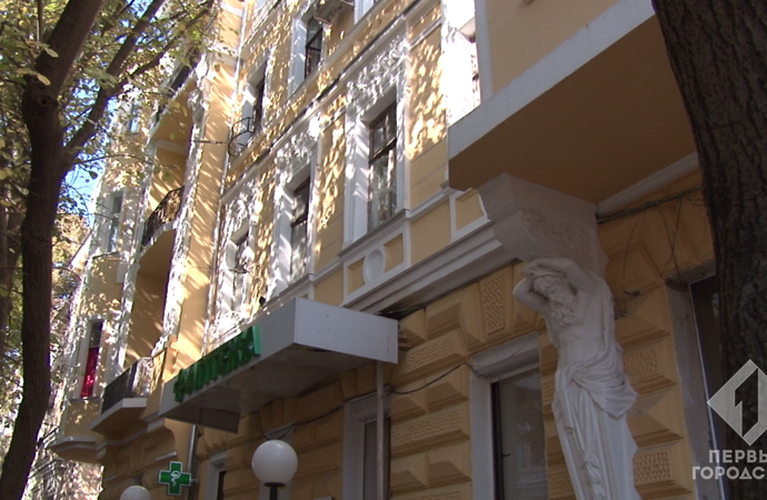 После реставрации у исторического дома в центре Одессы пропала старинная лепнина