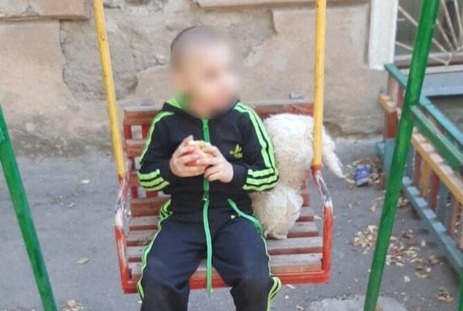 Вдома били та погано доглядали: в Одесі трирічний хлопчик втік з дому