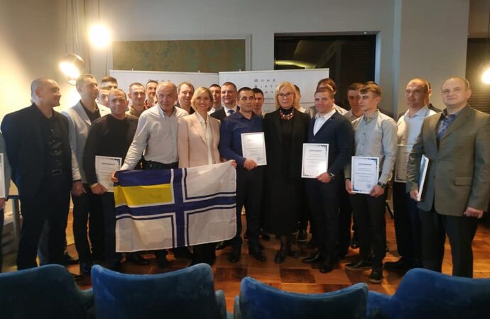 В Одесі звільненим з полону українським морякам вручили сертифікати на квартири