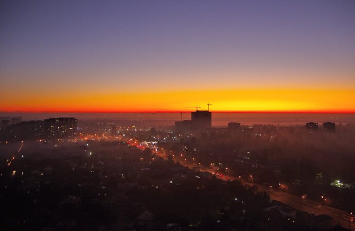 В Одесі сфотографували мальовниче явище: місто огорнув густий туман (фото)