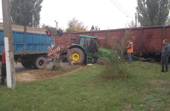 В Одесской области трактор разбился всмятку, влетев в движущийся поезд (фото)