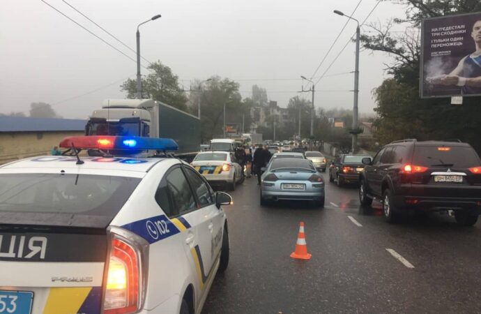 На Ивановском мосту в Одессе авария при участии 6 машин: двое человек пострадали