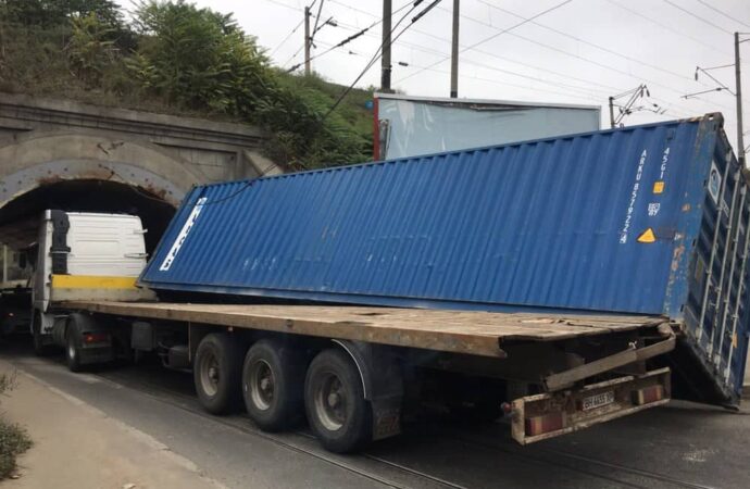 В Одесі вантажівка не вписалася у тунельний міст: як наслідок — перекинутий контейнер