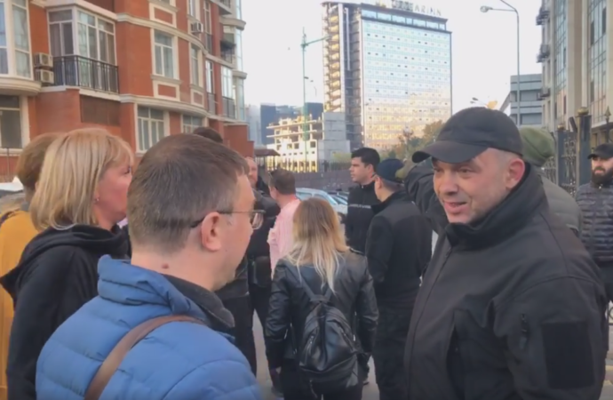 Не пропускали фуры: в элитном районе Одессы митинговали против застройки