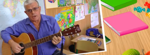 В Одессе директор зоопарка спел под гитару в честь праздника учителей (видео)