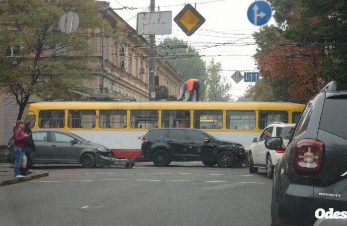 Авария в центре Одессы заблокировала движение трамваев и троллейбусов