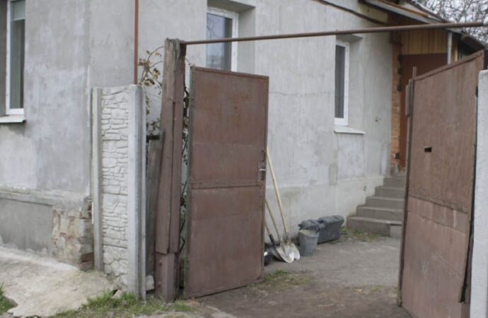 В Одесской области двухлетнего ребенка чуть не убило воротами