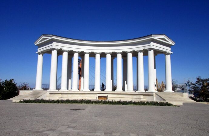 Воронцовская колоннада в Одессе обрастает «вандальными проблемами»