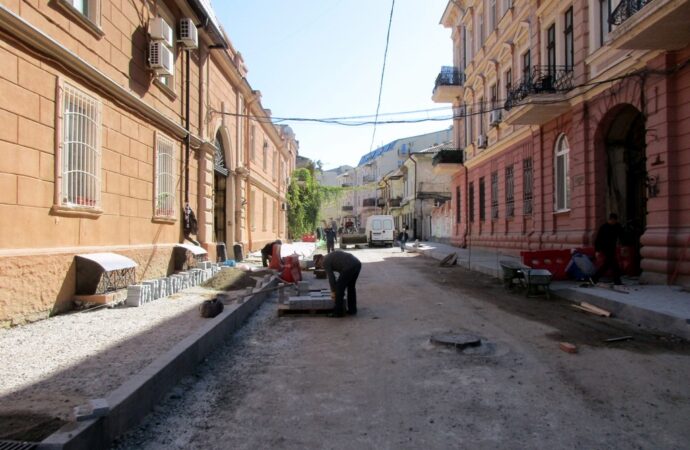 Воронцовский переулок в Одессе: тротуар с препятствиями и гравий на проезжей части
