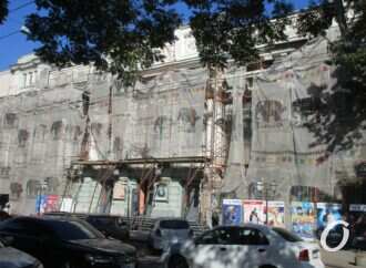 Реставрация фасада Украинского театра в Одессе началась со скандала