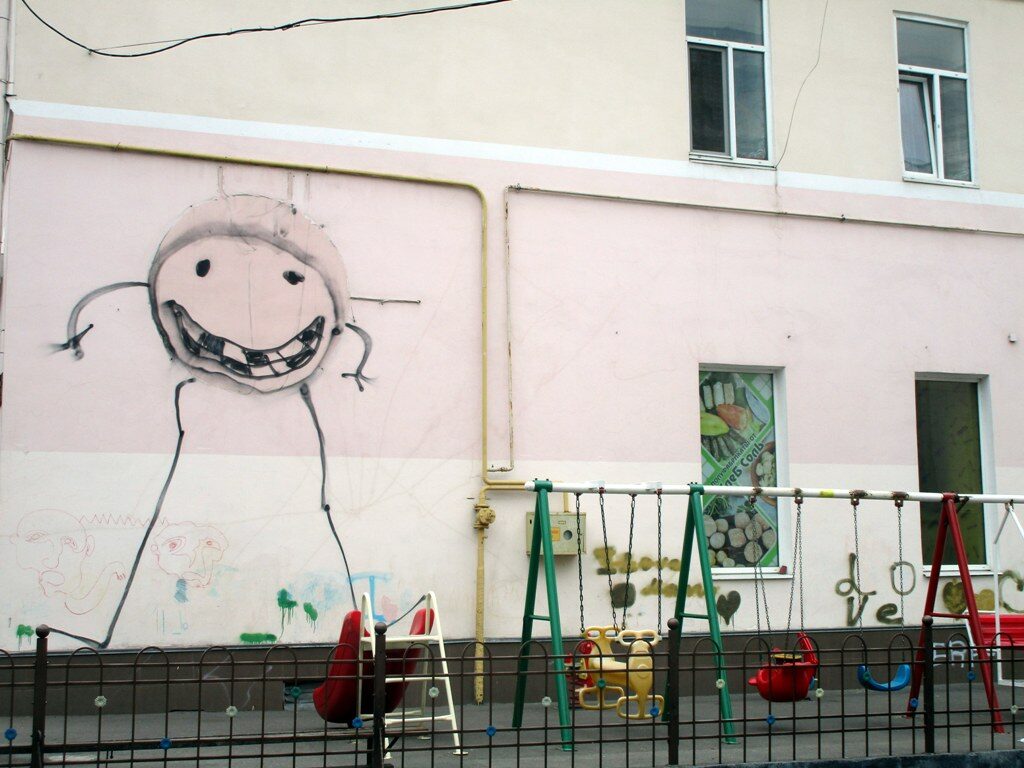 Стену напротив десткой площадки "украсили" оригинальным рисунком человечка
