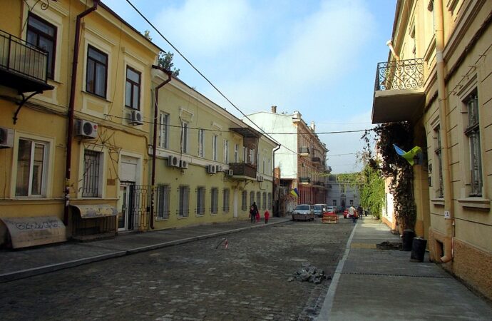 Воронцовский переулок в Одессе уже стал проходимым и частично проезжаемым (фото)