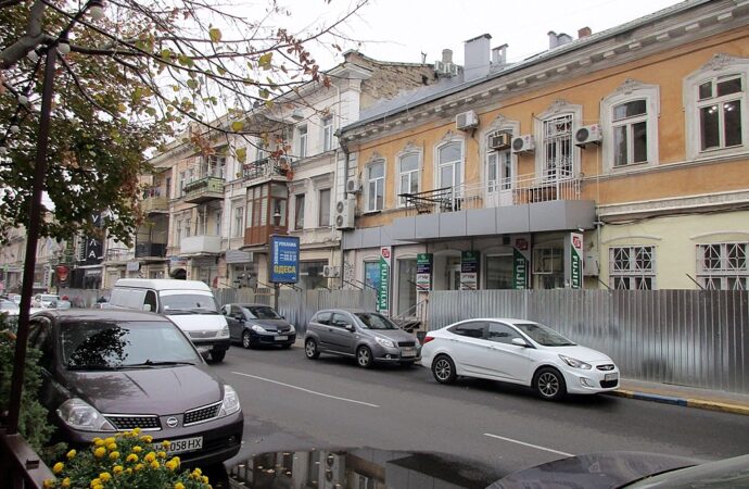 Не только улица Гоголя: здания в центре Одессы обрастают лесами-ограждениями