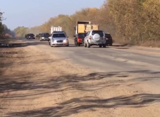 Под Одессой активисты высадят цветы в дорожных ямах