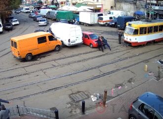 Маленькая красная машина блокировала движение трамваев возле Привоза