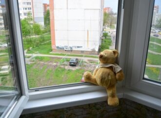 В Одесской области двое малышей выпали из окна районной больницы