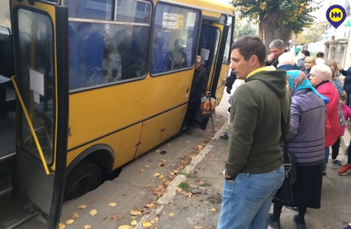 Маршрутка в Одесской области прямо на ходу провалилась в яму