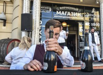 Встановив рекорд України: як в Одесі сомельє з Молдови відкривав шаблею шампанське