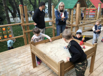 З пандусами та без пластику: в Одесі створили інклюзивний дитячий майданчик