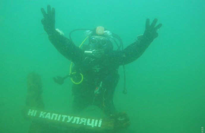 На дне моря в Одессе появился «анти-Штайнмайер-экспонат»