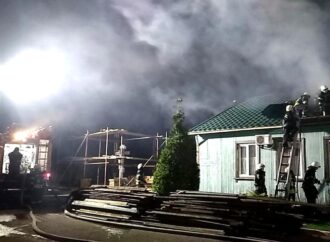 Огонь в Свято-Иверском мужском монастыре тушили 11 пожарных машин