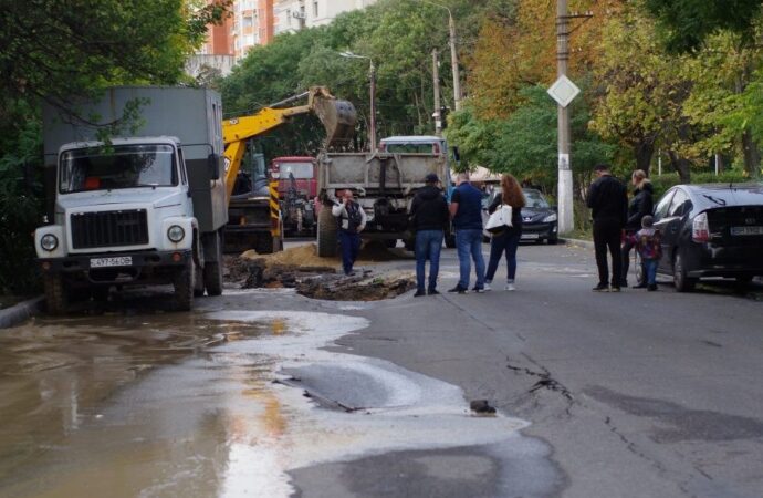 На одесской улице Говорова прорвало водопровод: движение затруднено