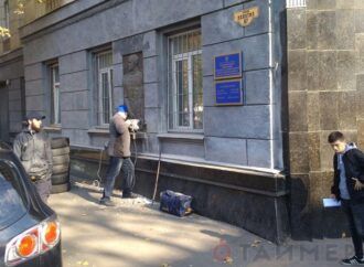 В Одессе демонтировали скульптурный объект в честь советского полководца (фото)