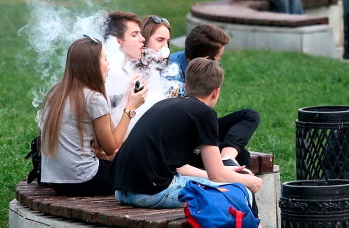 Одесским родителям на заметку: каждый пятый подросток в Украине курит электронные сигареты