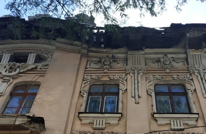 В центре Одессы редчайший дом разваливается по частям (фото)
