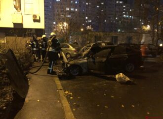 Долго тушили: на Таирова в Одессе взорвался и горел автомобиль BMW (видео)