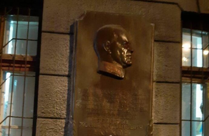 В Одессе отмыли разрисованную мемориальную табличку маршалу Жукову