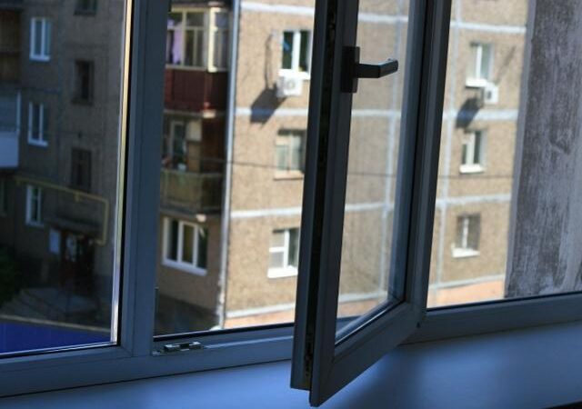 В Одессе квартирант выпрыгнул из окна высотки на Таирова